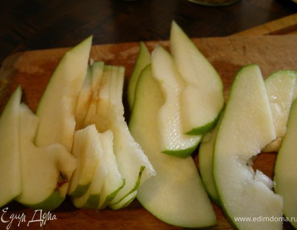 Грушу разрезаем напополам, вырезаем сердцевину, нарезаем ее тоненькими дольками вдоль и взбрызгиваем лимоном.