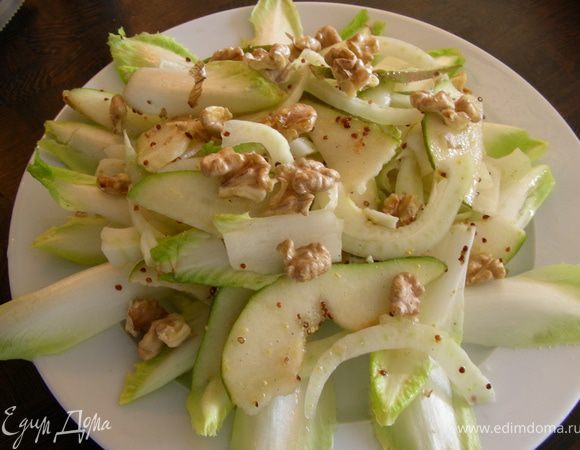 Готовим заправку: смешиваем масло, уксус, горчицу, я еще добавила немного лимонного сока. Выкладываем наши овощи в салатницу, добавляем заправку, все тщательно перемешиваем, можно оставить минут на 10 пропитаться. По краям тарелки выкладываем листья цикория, в центр наш салат, сверху посыпаем грецкими орехами и подаем. Приятного аппетита)))
