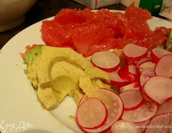 Грейпфрут делим на сегменты, авокадо разрезаем пополам, удаляем косточку и нарезаем полосочками, сбрызгиваем лимоном. Редис нарезаем тоненкими кружочками.
