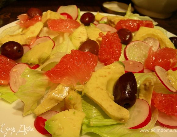 Собираем наш салат. Можно, как в рецепте, салатные листья сложитьв миску, добавить половину заправки и тщательно перемешать; а можно, как я, выложить листья салата на тарелки, полить их немного заправкой, затем красиво разложить сверху авокадо, редис, грейпфрут и оливки и еще немного полить заправкой. И подаем)) Приятного аппетита))
