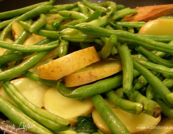 У фасоли обрезаем хвостики, картофель нарезаем средними кусочками или кружочками. Добавляем их к луку и готовим минут 10.