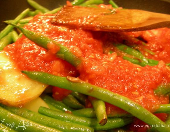 Томаты ошпариваем кипятком, снимаем кожуру и измельчаем в пюре. Отлично подойдут всевозможные заготовки. Добавляем соус к овощам, а также травки по вкусу, я взяла острую паприку, майоран, тимьян. Тушим до мягкости овощей минут 30-40 на среднем огне. При необходимости можно долить немного томатного сока или водички. Можно оливки добавитьза несколько минут до готовности или сразу в тарелку.