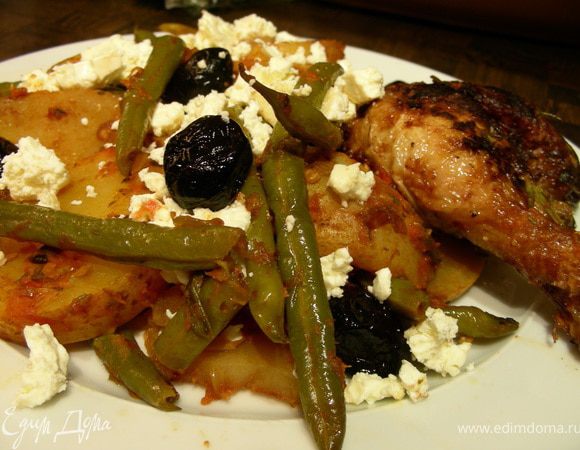 Выкладываем наши овощи на тарелку, посыпаем фетой и подаем. Приятного аппетита)
