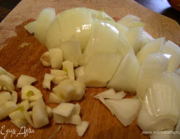 Шинкуем лук и чеснок и обжариваем их пару минут на сливочном масле.
