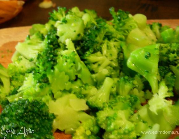 Режем брокколи произвольно и добавляем в кастрюлю. Готовим минут 3-5.
