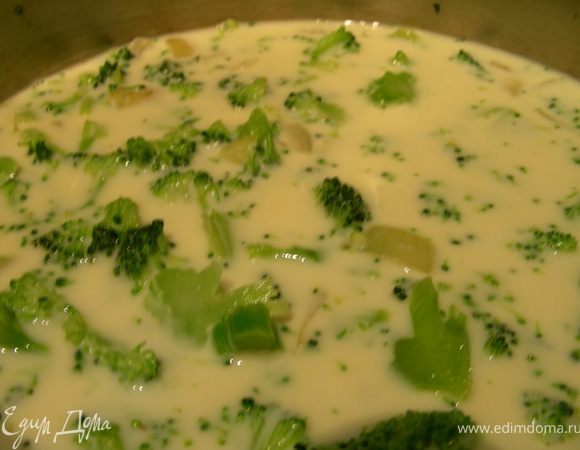 Заливаем овощи молоком и готовим до мягкости брокколи, у меня на это ушло минут 15. Затем добавляем сыр, оставив немного для подачи. Готовим еще минут 7-10. Пюрируем. Добиваемся желаеmой густоты с помощью молока или сливок.
