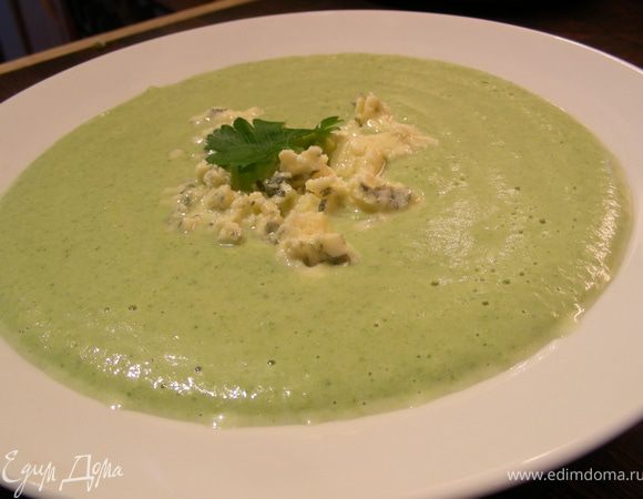 Прогреваем супчик, разливаем по тарелкам, украшаем кусочками сыра и подаем. Приятного аппетита)