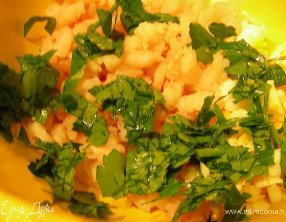 Мелко нарезаем креветки, яйцо, зелень, чеснок. Все смешиваем и заправляем майонезом.
