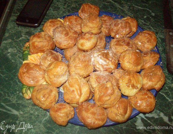 Вскипятить воду и молоко,добавить масло,соль,довести до кипения.В кипящею воду всыпать муку,хорошо перемешать. Массу остудить.Добавить яйца,перемешать.Противень застелить бумагой,и выкладывать тесто.Выпекать 25-30 минут при 170 градусов

Потереть сыр,добавить выдавленый чеснок,укроп заправить майонезом