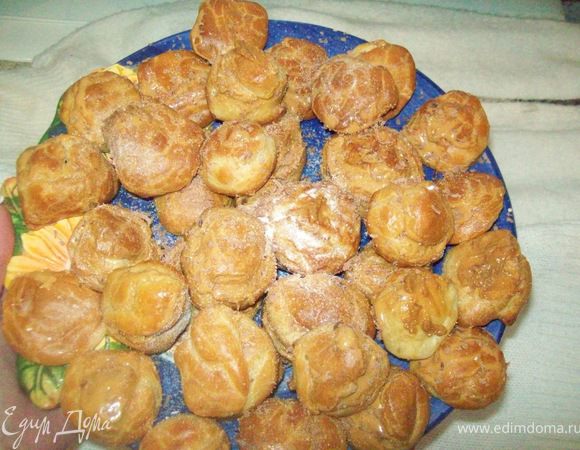 Со сгущёнкай
Сгущёнку сварить,добавить 4 ст.л сливок.10 гр масла и всё взбить.добавить орешки