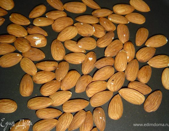 Миндаль обжариваем на сковороде 5-7 минут, так же поступаем и с грецкими орехами.