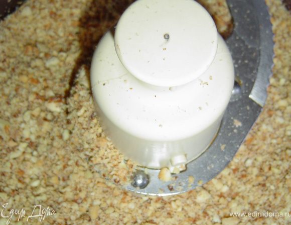 С помощью блендера измельчаем орехи.