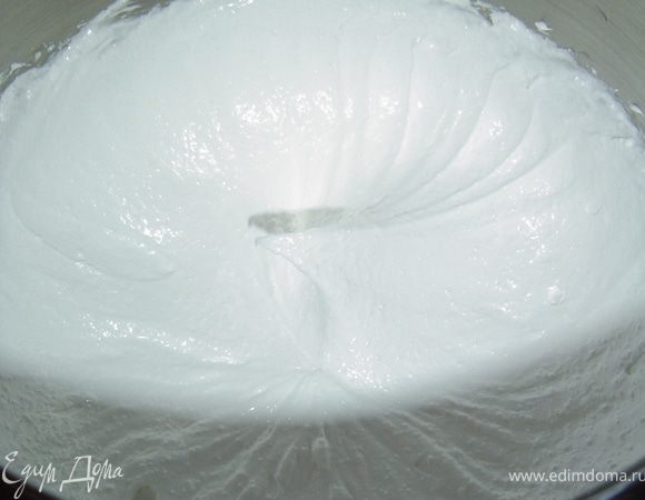 Взбиваем яичные белки, постепенно добавляя сахар, в конце добавляем сок лимона.