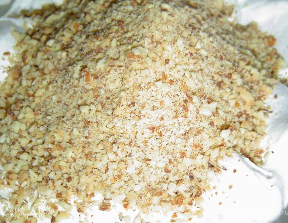 К белковой массе добавляем орехи и аккуратно перемешиваем,