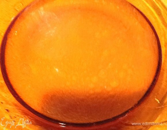 Масло смешать с водой. Перемешать.