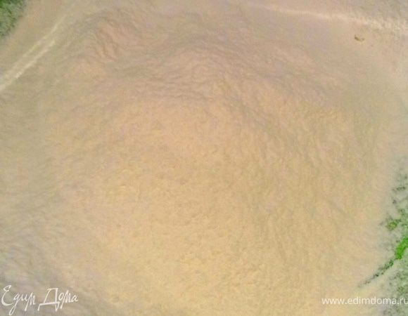 Муку просеять, добавить сахар и ванилин.