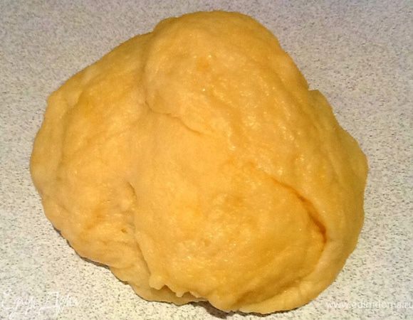 К муке добавить жидкую смесь. Замесить эластичное тесто.