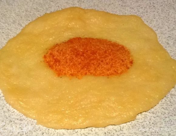 От теста отрывать не большой кусочек, сформировать лепешечку, сверху положить начинку на Ваш вкус. Затем крепко скрутить концы, чтобы получился шарик.