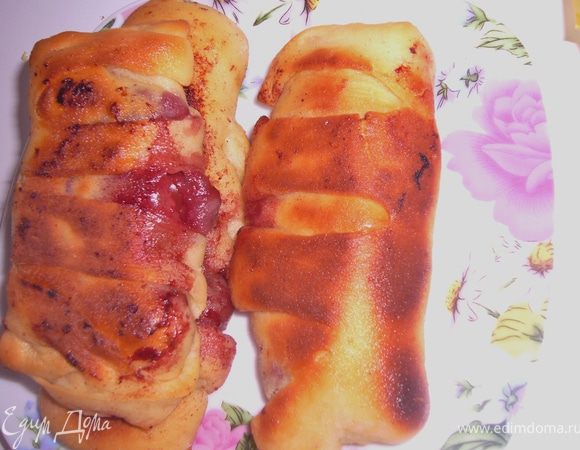 Расскатай тесто и выложи начинку.Скатай в трубочку и заберни колесом.Смажи маслом и поставь в разогретую духовку/180 г/выпекать до золотистого цвета.Посыпать сахарной пудрой.