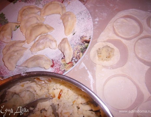 Просеять муку и влить в неё воду с солью.Быстро размешать вилкой,и поместить в холодильник на 40 мин.тесто расскатать/вырезать кружочки/нафаршировать/закрепить края/Варить в кипящей воде с солью около7-10 мин/Подать со сметаной.