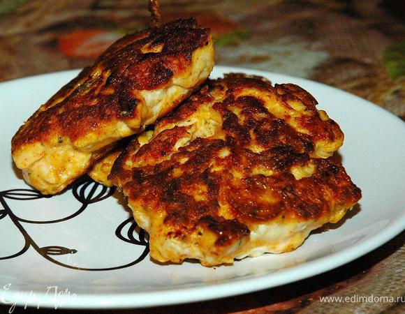 Подаем наши нежнейшие чикен кейки с розовым соусом, котрый делается за пару минут из нескольких ложек натурального йогурта, щепотки соли и перца, сока спелого томата и двух зубчиков чеснока, выдавленных через пресс. Перемешайте все и волшебный розовый соус готов. Просто макайте чикен кейки в соус и наслаждайтись их нежным вкусом