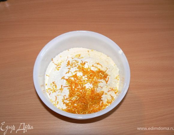 В большой миске смешать обычную муку, кукурузную муку, разрыхлитель, соду, соль и лимонную цедру