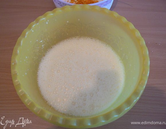 Отдельно миксером взбить яйца, масло, мед и йогурт