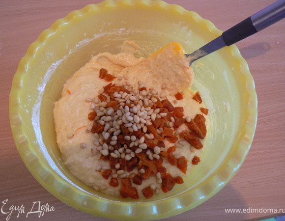 Из общего количества орехов отложить 3 ст.л. Остальные добавить в тесто. Также добавить курагу. Все хорошо перемешать.