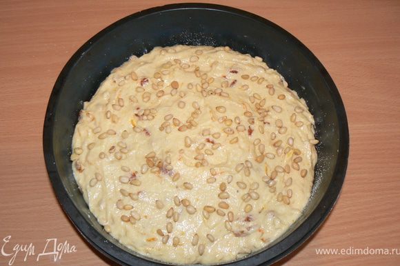 Выложить тесто в форму, разровнять. Посыпать отложенными орешками. Выпекать 25-30 минут (до сухой зубочистки).
