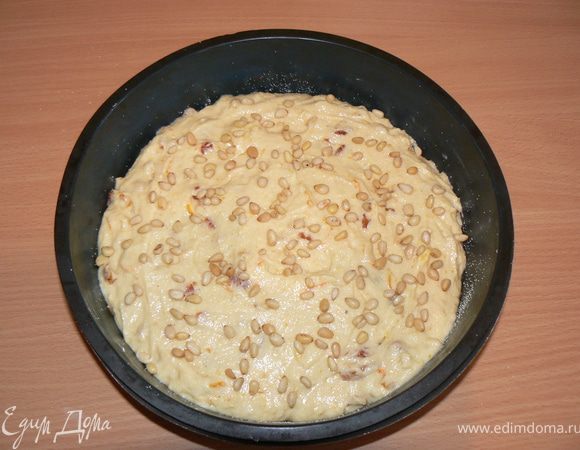 Выложить тесто в форму, разровнять. Посыпать отложенными орешками. Выпекать 25-30 минут (до сухой зубочистки).