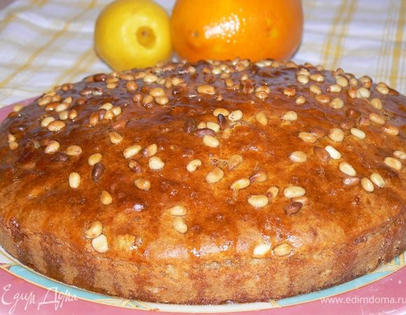 Пирог вытащить из духовки . Сразу наколоть его сверху зубочисткой и пропитать половиной пропитки. Дать остыть минут 20. и снова пропитать.