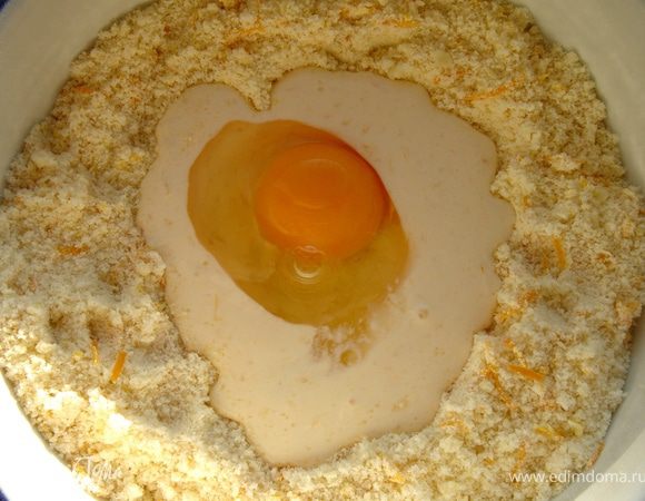 Смешать муку,сахар,соль,разрыхлитель,цедру и растереть с размягчённым сливочным маслом в крошку.Сок апельсина(50-60мл)смешать со сливками и яйцом.Соединить все ингредиенты.