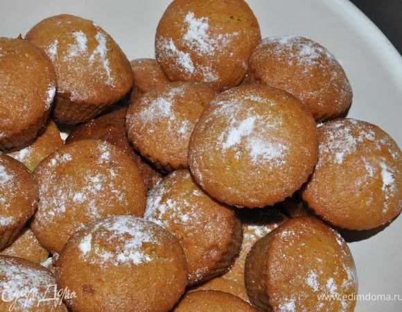 Формочки смазать маслом и наполнить тесто на 2/3. Выпекать в разогретой духовке примерно 20-25 мин.