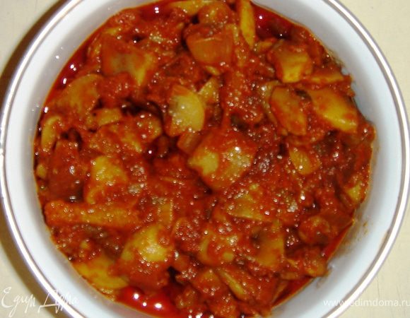 Шампиньоны очищаем, мелко нарезаем. Лук нарезаем полукольцами, а перец соломкой. Обжариваем всё вместе до золотистого цвета.
Солим, добавляем специи и томатную пасту.