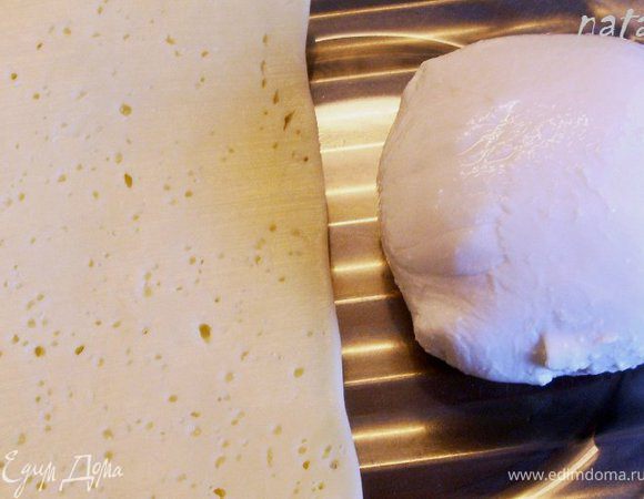 Для начинки приготовить сыры.