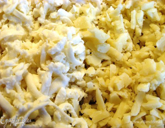 Сыры натереть на крупной тёрке.
