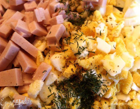 Очистить яйцо. Яйцо и колбасу мелко покрошить. Добавить мороженный укроп.