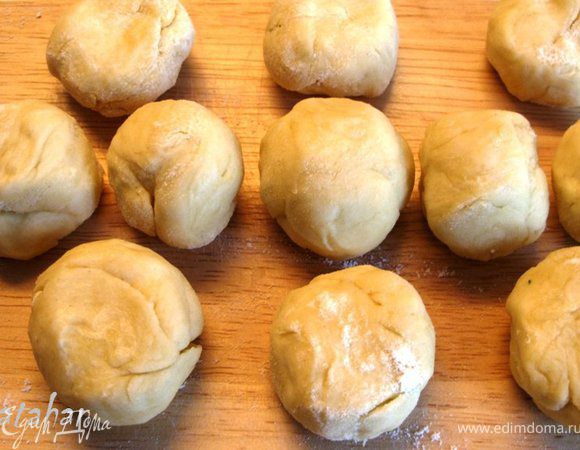 Достать из холодильника тесто-шарики и раскатать лепёшечками диаметром см 12. 