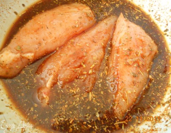 соевый соус,мед и все специи смешать в мисочке, и положить  туда порезанные на несколько частей грудки, и мариновать минут 15