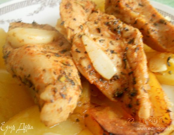 замариновааные грудки заворачиваем в фольгу и запекаем 20-25 минут в разогретой до 200 гр духовке,  к грудкам можно подать любой гарнир, мне понравилось с картофелем! Приятного аппетиита
