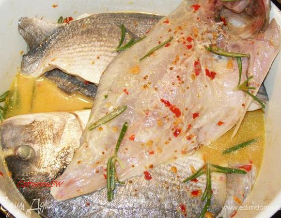 Рыбу очистим от чешуи, выпотрошим, промоем. Разделаем на филе с кожей и головой, как в рецепте http://www.edimdoma.ru/recipes/32575. Приготовим маринад: смешаем сок лимона с горчицей, соусом чили с чесноком, рыбным соусом, оливковым маслом, хересом, сахаром, яйцом. Спросите почему яйцо? Беру пример с китайцев - они часто в рыбных и мясных маринадах используют яйца. У розмарина отделим листики и переложим ими рыбу. Зальем маринадом. Оставим мариноваться на полчаса. 