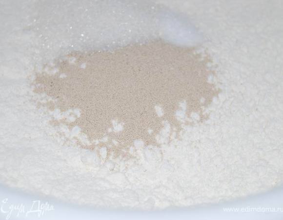 Смешать просеянную муку с дрожжами, сахаром,солью.