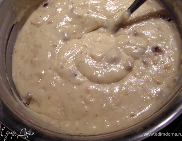 Из фиников удалить косточки, порезать мелко. Добавить их к тесту. Тесто получится консистенции густой сметаны.