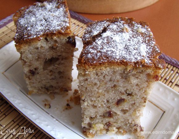 Форму смазать маслом и посыпать манной крупой, выложить тесто. Я брала форму диаметром 25 см.
Выпекать кекс в прогретой до 180-190 гр. духовке до готовности (пока зубочистка не будет сухой). У меня ушло 55 мин. 
Кекс получается рассыпчатым, с лёгким ароматом лимона.