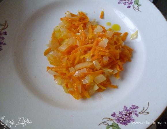 На жире,оставшемся после обжаривания курицы,обжарим на небольшом огне(до прозрачности)лук и морковь.