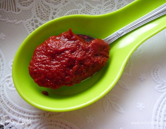 Добавим томат-пасту и прожарим минуты 3-4 вместе с луком и морковкой.Паста должна утратить свой сырой привкус и приобрести аромат.