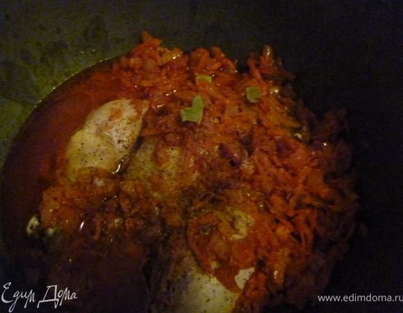 Теперь берем казан или чугунок,выкладываем в него мясо,зажарку,немного перчим,добавляем маленький кусочек лаврового листа,наливаем горячую воду ,чтобы она полностью покрыла мясо и овощи.Тушим на медленном огне до полуготовности мяса.