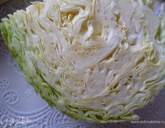 Открываем крышку казана,солим,выкладываем капусту поверх мяса ровным слоем и доливаем горячей воды,что бы она была вровень с капустой.закрываем крышкой и тушим 15минут(за это время капуста обмякнет).Вот такую капусту надо брать для этого блюда,не очень твердую.