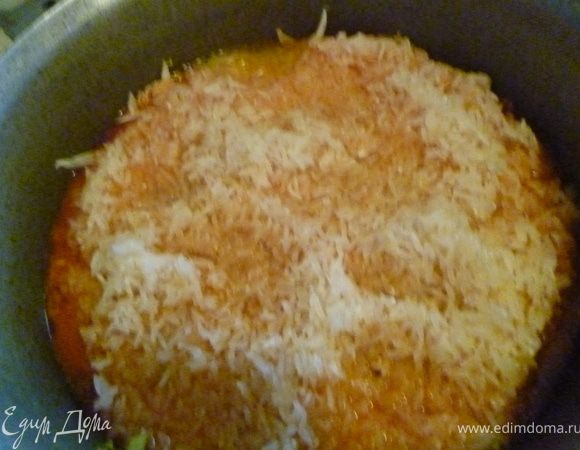 Теперь поверх капусты ровным слоем выкладываем рис,закрываем крышкой и еще тушим 25минут.