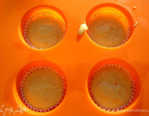 Форму для кексов(кроме силиконовых)смазать маслом или выстелить розеточками для кексов.Выложить тесто на 2/3 объёма.Выпекать при 180*С до готовности(25-35 минут).Из такого количества теста выходит 10 маленьких кексиков.